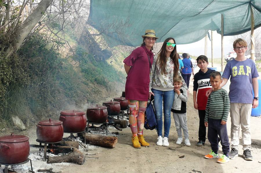 En la entidad local de Mairena cocinan las mujeres a fuego lento 23 grandes ollas de puchero para degustarlas en sus fiestas en honor a San Marcos Evangelista