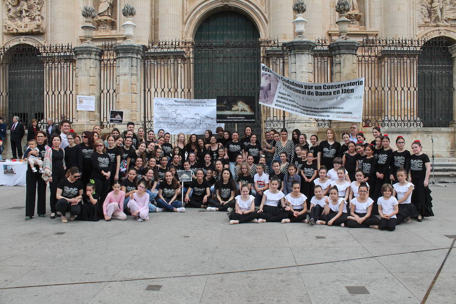 Decenas de jienenses participan en las protestas para pedir un Conservatorio de Danza en la capital