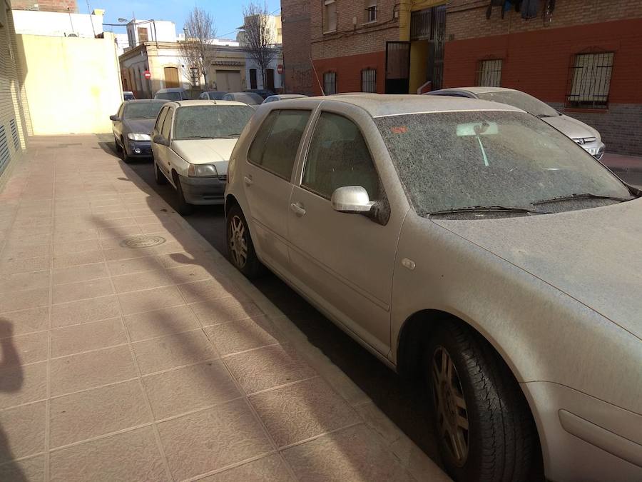 La Depresión Aislada en Niveles Altos que acecha al Golfo de Cádiz desde hace días, provoca vientos del sur que traen hasta la Bahía de Almería el polvo sahariano que hoy cubre gran parte del sur de la provincia