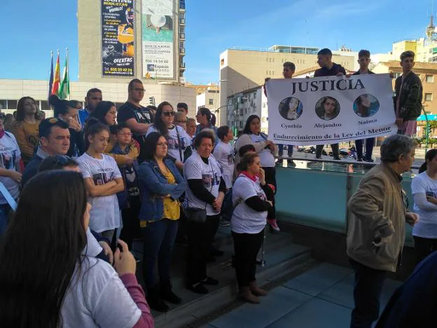 Familiares y amigos de los fallecidos durante la concentración de la Ciudad de la Justicia.