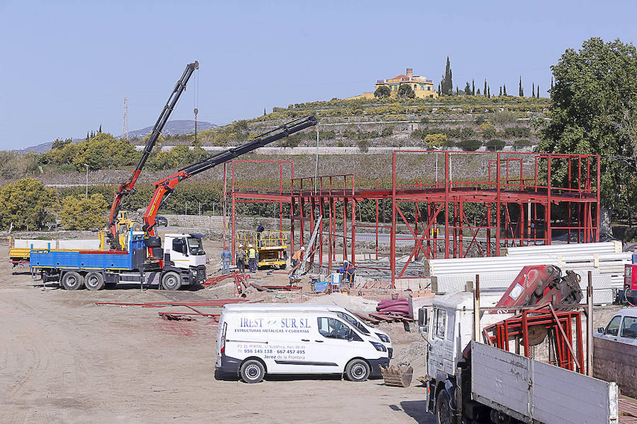 Las actuaciones van muy avanzadas y ya tienen licencia; además se espera que para antes del verano estén las calles terminadas y abra el Burger King