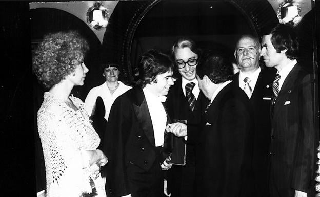 La Duquesa de Alba, Antoni Ros Marbà, Jesús Aguirre, Pío Cabanillas y otros personajes, durante el acto inaugural del 10 de junio de 1978.