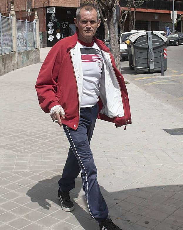 El hombre que fue condenado por asesinar en 1985 a una niña de cuatro años y que este mes sufrió heridas por arma blanca en un enfrentamiento con el padre de la menor, ahora septuagenario, tras declarar este martes en sede judicial que se cortó con un cuchillo que llevaba el anciano pero que fue de manera accidental.