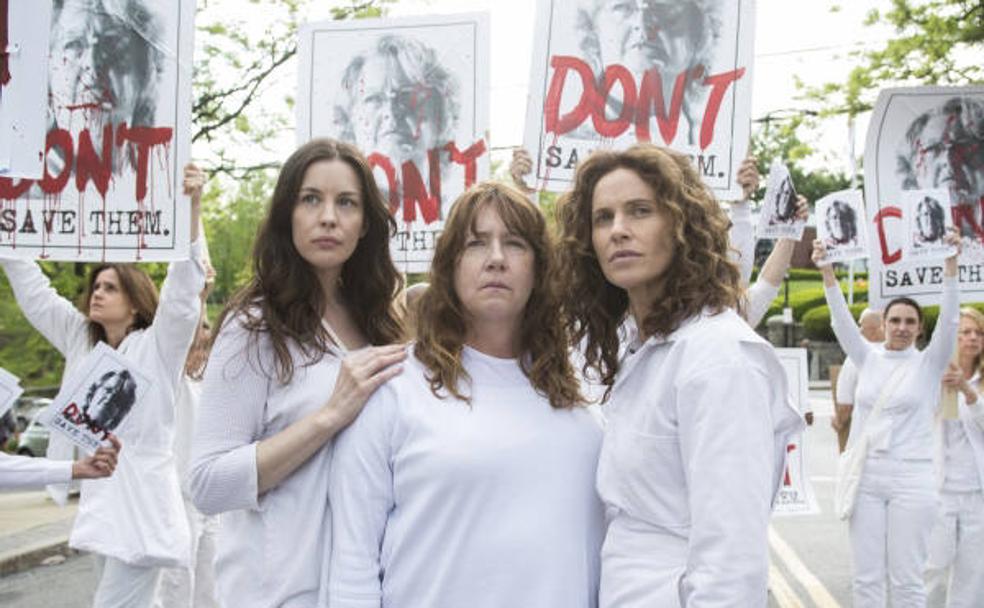 Liv Tyler, Amy Brenneman y Ann Dowd en una escena de 'The Leftovers' (2014-2017).