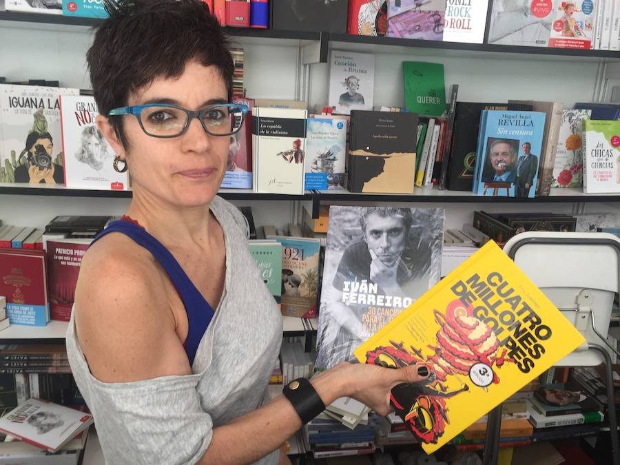 Desde Librería Agapea, Beatriz Rute no propone dos grandes éxitos de la música indie española. Uno es granadino, es batería de Los Planetas y de Lagartija Nick y se llama Eric Jiménez. Su libro, 'Cuatro millones de golpes' (Ed. Plaza&Janés), es una historia autobiográfica que no esconde nada, ni lo bueno ni lo malo de su trayectoria personal y musical, y está entre los más vendidos en 2017 por la editorial. Su precio es de 17,95 euros. El otro lo firma Arancha Moreno y se titula 'Iván Ferreiro. 30 canciones para el tiempo y la distancia' (Ed. Efe Eme). Tras 25 años de trayectoria musical (primero con Los Piratas, luego en solitario) llega esta primera biografía del músico gallego. Original y atípica, se configura alrededor de treinta de las composiciones más emocionantes de su discografía. Su precio es de 19,95 euros.