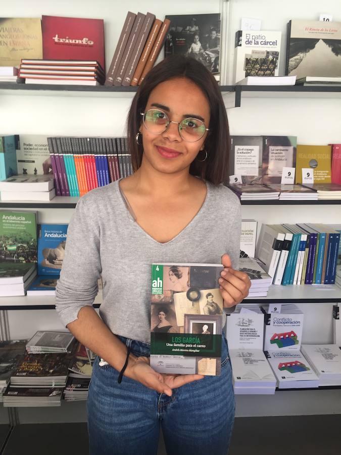 En el stand del Centro de Estudios Andaluces, Saleha Moussaoui, nos presenta 'Los García, una familia para el canto', cuarto título de la colección de biografías de 'Andalucía en la Historia' que firma Andrés Moreno Mengíbar, historiador y critico musical. La saga familiar de los García constituye uno de los cimientos fundamentales de la Historia de la Ópera y del Canto en Europa. La Escuela García, el método de canto más famoso de todo el siglo XIX y parte del XX, ha servido de base para la formación de cantantes durante generaciones. Su origen se sitúa en Sevilla, donde nace en 1775 Manuel García, cantante, compositor, empresario y maestro de canto que llevó la ópera por primera vez a Estados Unidos. Su hijo Manuel Patricio perfeccionó y consolidó científicamente el método de enseñanza de su padre y con él formó a algunas de las más famosas voces del XIX. De Manuel el sevillano nacieron también sus hijas María Malibrán, diva romántica por antonomasia, y Pauline Viardot, cantante, maestra, compositora y musa de artistas como Tourgueniev, Saint-Saëns, Berlioz, Massenet, Wagner o Brahms. Una tercera y hasta una cuarta generación se encargaron de transmitir las esencias de las enseñanzas familiares, en una cadena en la que siempre se guardó la añoranza de sus orígenes andaluces. Precio: 15 euros. 