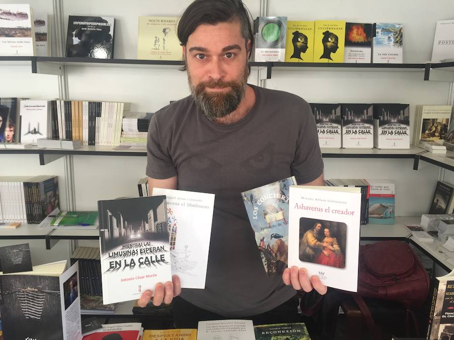 Una trilogía de libros (en realidad son cuatro) relacionados de algún modo con la música recomienda Juan Peregrina, responsable de Editoria Nazarí. Dos de ellos son del mismo autor y uno es la segunda parte del otro. Son 'Ashaverus el libidinoso' y 'Ashaverus el creador', ambos de Miguel Arnas Coronado. La seguna parte ha sido editada a medias entre Nazarí y Port Royal Narrativa. Arnas Coronado nació en Barcelona en 1949, aunque vive en Granada desde 1980. En 2010 le fue otorgado el premio Francisco Umbral por su novela 'La insigne chimenea'. Otro de los libros que propone Editorial Nazarí es 'Mientras las limusinas esperan en la calle', de Antonio César Morón (Granada, 1978). Un encuentro casual en un pub de barrio de Granada entre un detective fracasado y una abogada de éxito supone el comienzo de una relación envuelta en una nebulosa de misterio, en la que se entremezclan juego, seducción, deseo erótico, asesinato y… un sugerente tema musical, en una acción trepidante desarrollada a través de diversas ciudades españolas y de la ciudad que nunca duerme: Nueva York. Novela negra cuyo título está basado en un tema de Leonard Cohen. Por útlimo, Juan Peregrina recomienda también 'Los conciertos', de Fernando de Villena (Granada, 1956), obra que presenta dos tramas paralelas e inquietantes que al final convergen mediante un elemento unificador. En este caso, un antiguo libro, la autobiografía de un músico de los siglos de Oro que se vio obligado a escapar al Nuevo Mundo y allí se adentró en una atmósfera de brujería y misterio, constituye el nexo que enlaza aquel tiempo pretérito con unos crímenes que se van desarrollando en la época actual en algunos pueblos andaluces. 