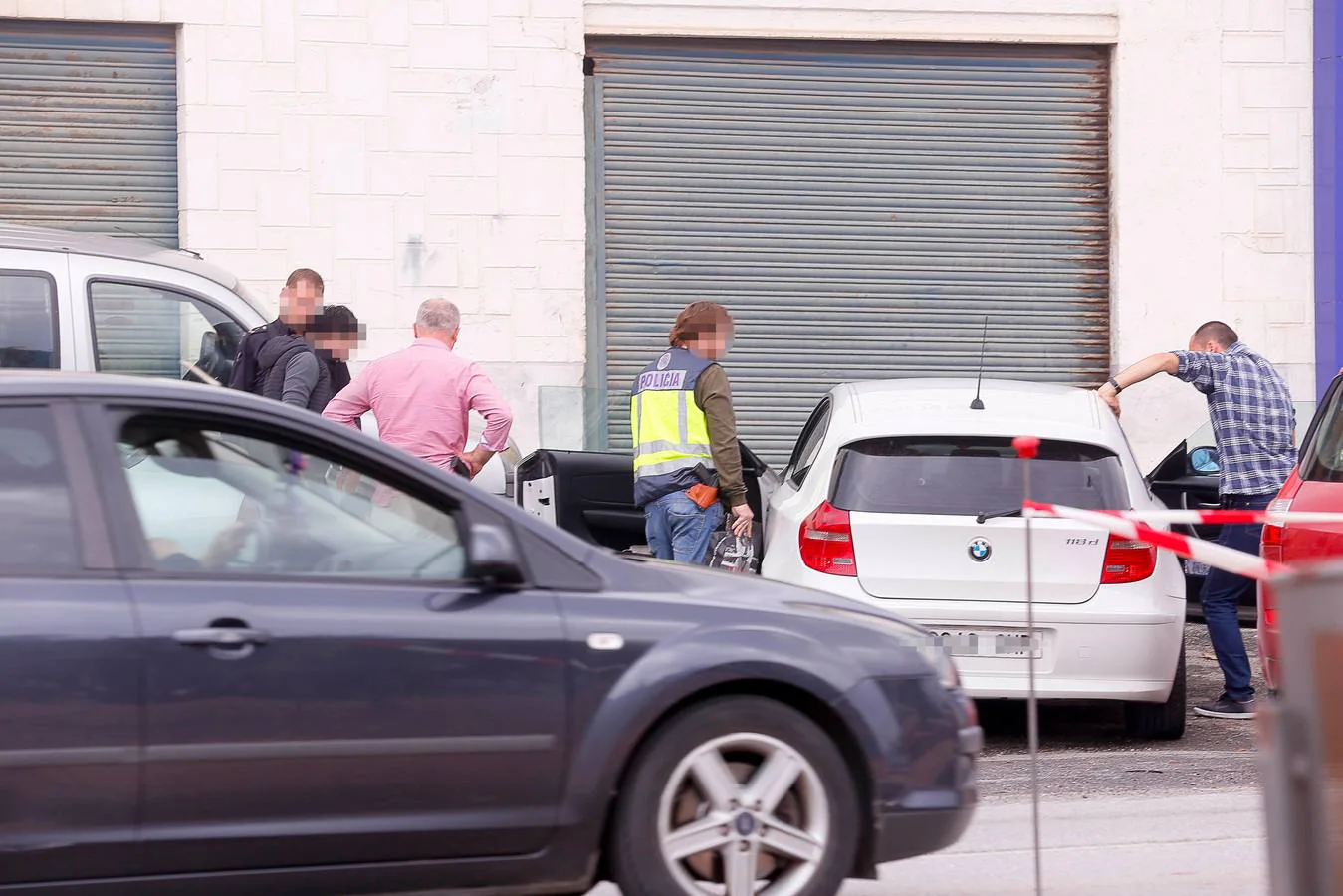 Varios vehículos de la Brigada de Estupefacientes de la Policía Nacional han bloqueado el paso a un turismo y se han llevado a dos personas a la Comisaría