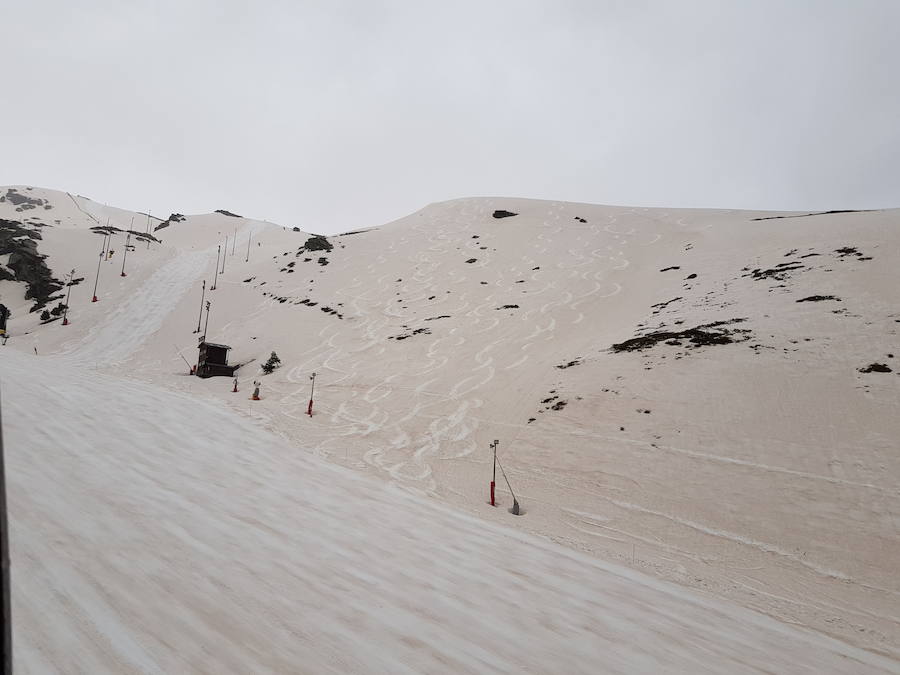 La DANA de estos últimos días ha traído aire del sur y también calima, polvo en suspensión procedente del Sáhara, por lo que muchas de las precipitaciones dejaron arena en Sierra Nevada