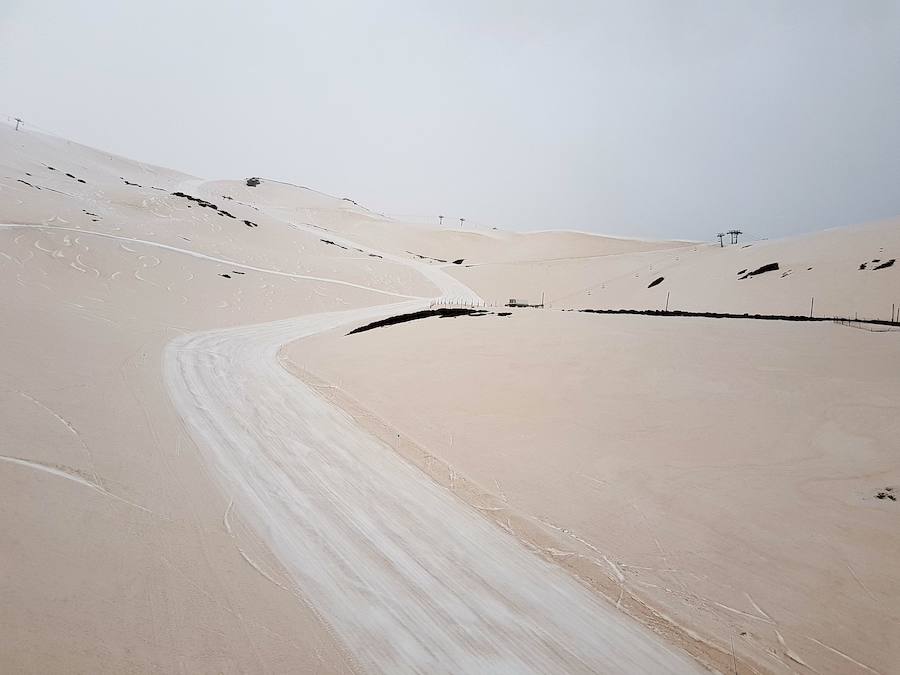 La DANA de estos últimos días ha traído aire del sur y también calima, polvo en suspensión procedente del Sáhara, por lo que muchas de las precipitaciones dejaron arena en Sierra Nevada