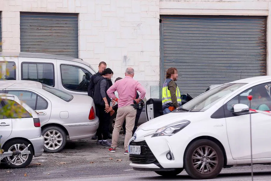 Una conductora observa la operación policial desarrollada esta mañana en la entrada de Motril. 