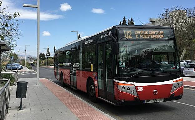 Un autobús circula por el campus de Cartuja. 