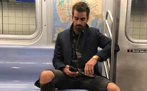 La llamativa historia tras este chico fotografiado a escondidas en el metro
