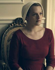 Imagen secundaria 2 - Elisabeth Moss en tres papeles icónicos en su carrera: 'Mad Men', 'Top of the Lake' y 'The Handmaid´s Tail'.