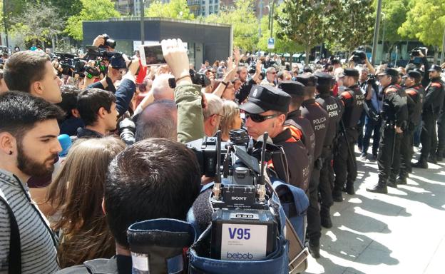 El cordón policial ha evitado que los concentrados entren en el Palacio de Justicia.