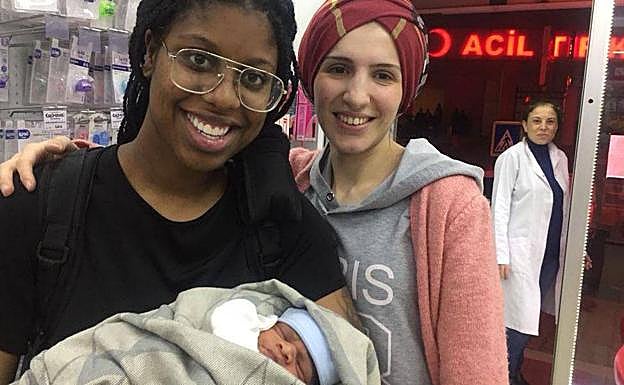 Da a luz sola en la habitación de su hotel poniéndose un tutorial de YouTube