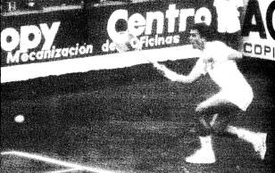Imagen secundaria 1 - Pista del CT Indalo de Pechina, arriba, y el tenista golpeando la bola, abajo. 