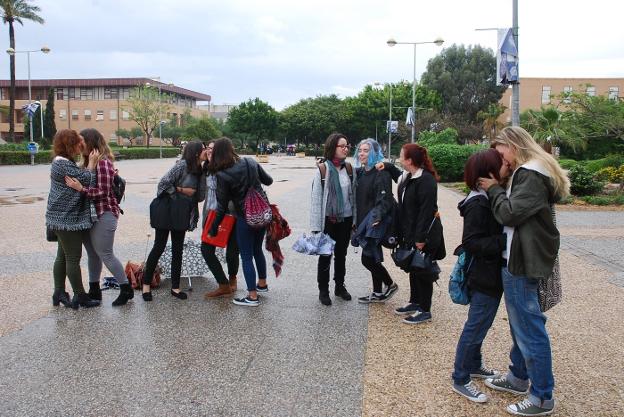 Las participantes en la 'besada lésbica', ayer, en el campus de la Universidad de Almería.