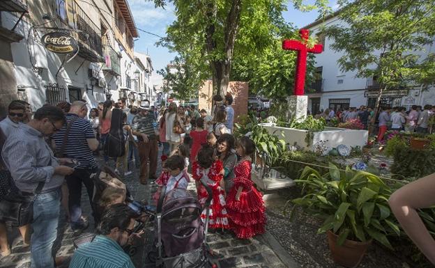 Ambiente en Plaza Larga el Día de la Cruz.