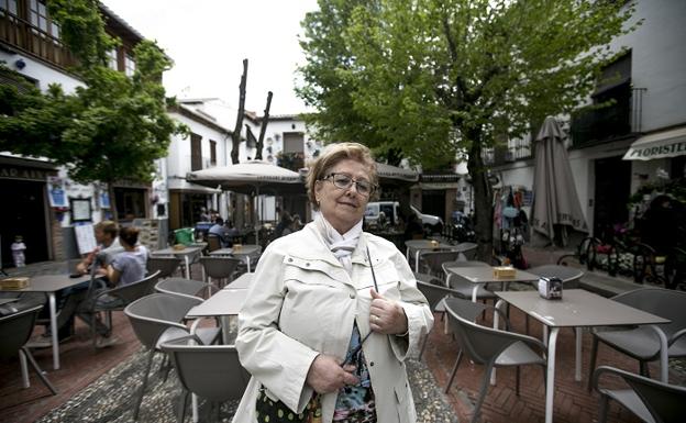 Isabel posa en mitad de Plaza Larga, donde se levanta desde hace tres décadas la cruz más premiada de Granada.