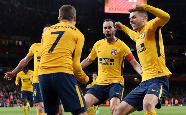 Los jugadores del Atlético celebran el gol de Griezmann. 