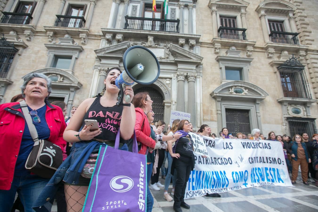 Cientos de personas se han movilizado en la capital para mostrar su rechazo al fallo del tribunal