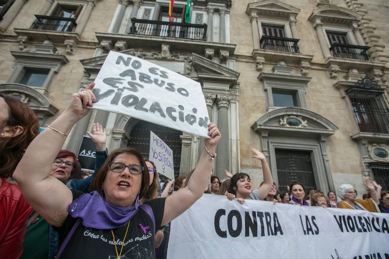 Cientos de personas se han movilizado en la capital para mostrar su rechazo al fallo del tribunal