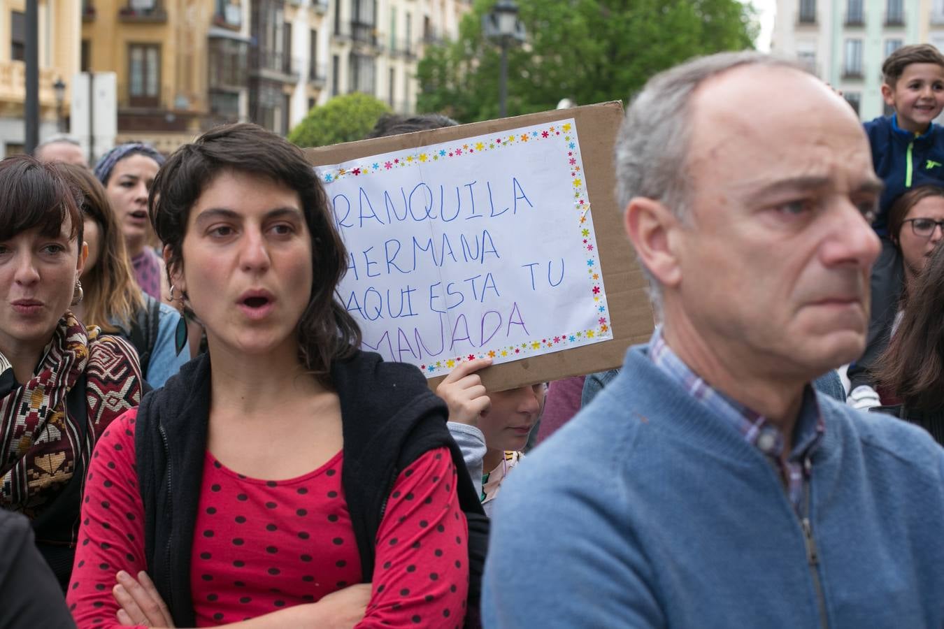 Cientos de personas se han movilizado en la capital para mostrar su rechazo al fallo del tribunal