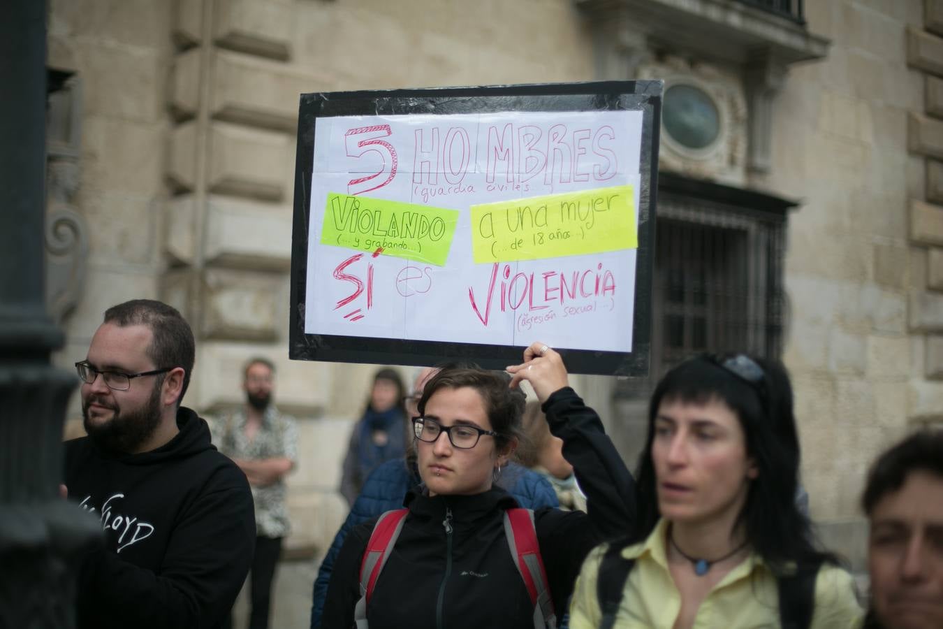 Cientos de personas se han movilizado en la capital para mostrar su rechazo al fallo del tribunal