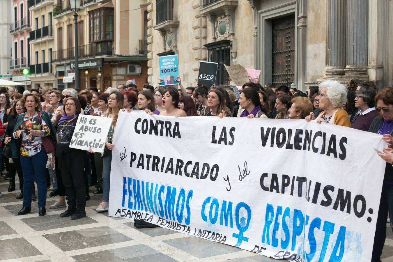 Cientos de personas se han movilizado en la capital para mostrar su rechazo al fallo del tribunal