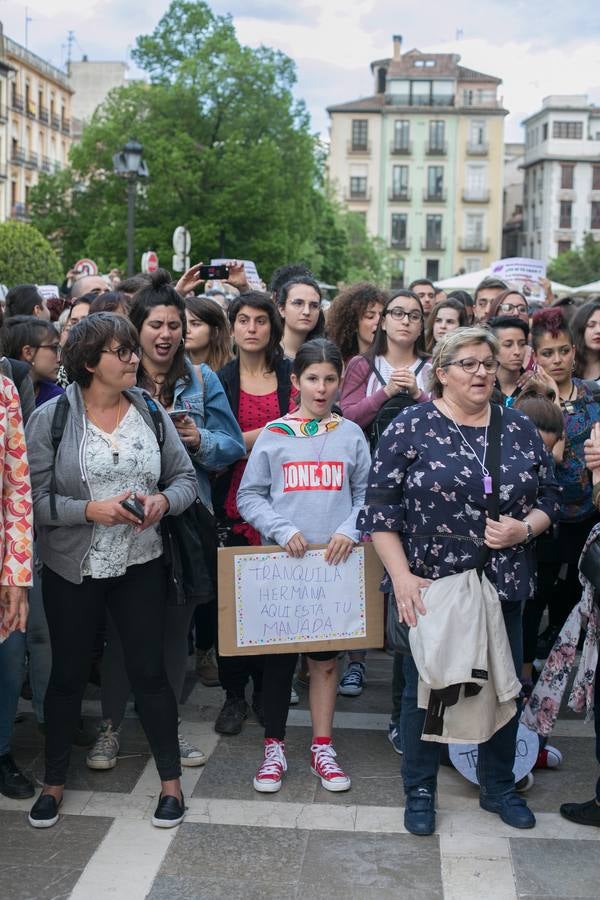 Cientos de personas se han movilizado en la capital para mostrar su rechazo al fallo del tribunal