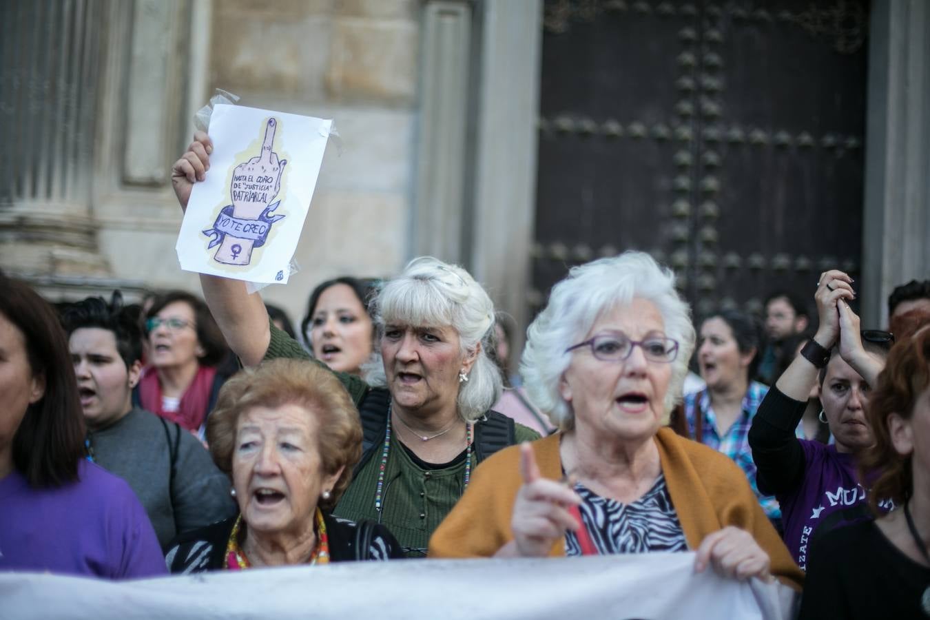 Cientos de personas se han movilizado en la capital para mostrar su rechazo al fallo del tribunal