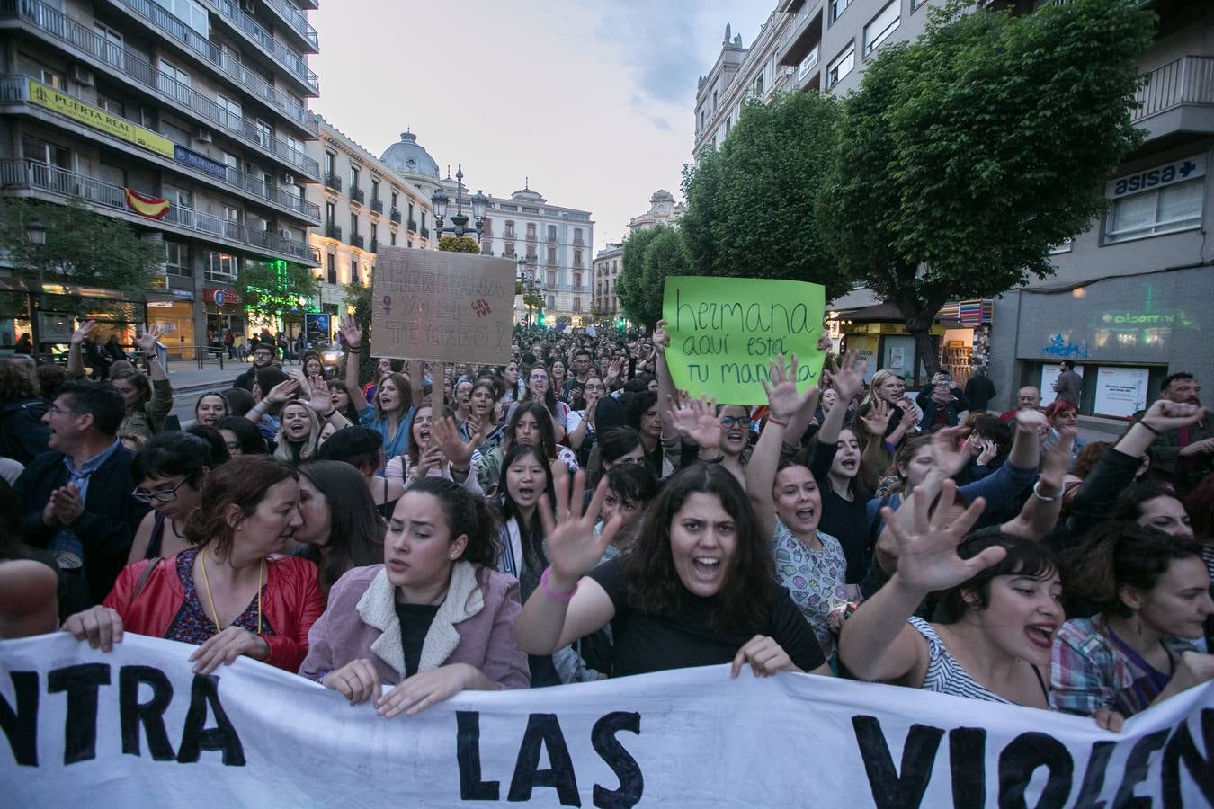 Cientos de personas se han movilizado en la capital para mostrar su rechazo al fallo del tribunal