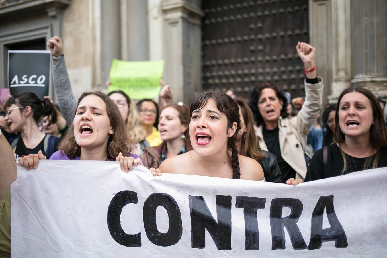 Cientos de personas se han movilizado en la capital para mostrar su rechazo al fallo del tribunal
