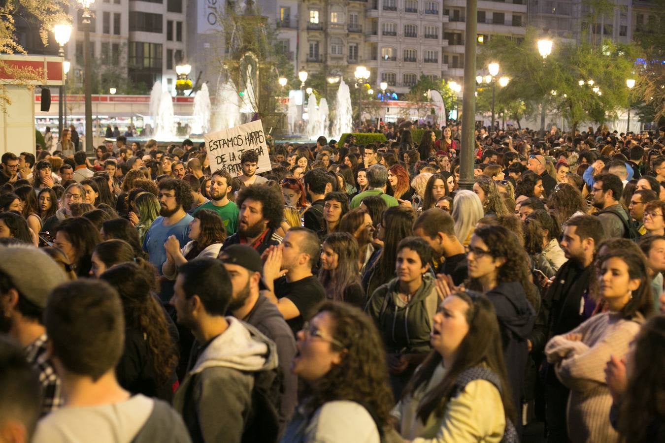 Cientos de personas se han movilizado en la capital para mostrar su rechazo al fallo del tribunal