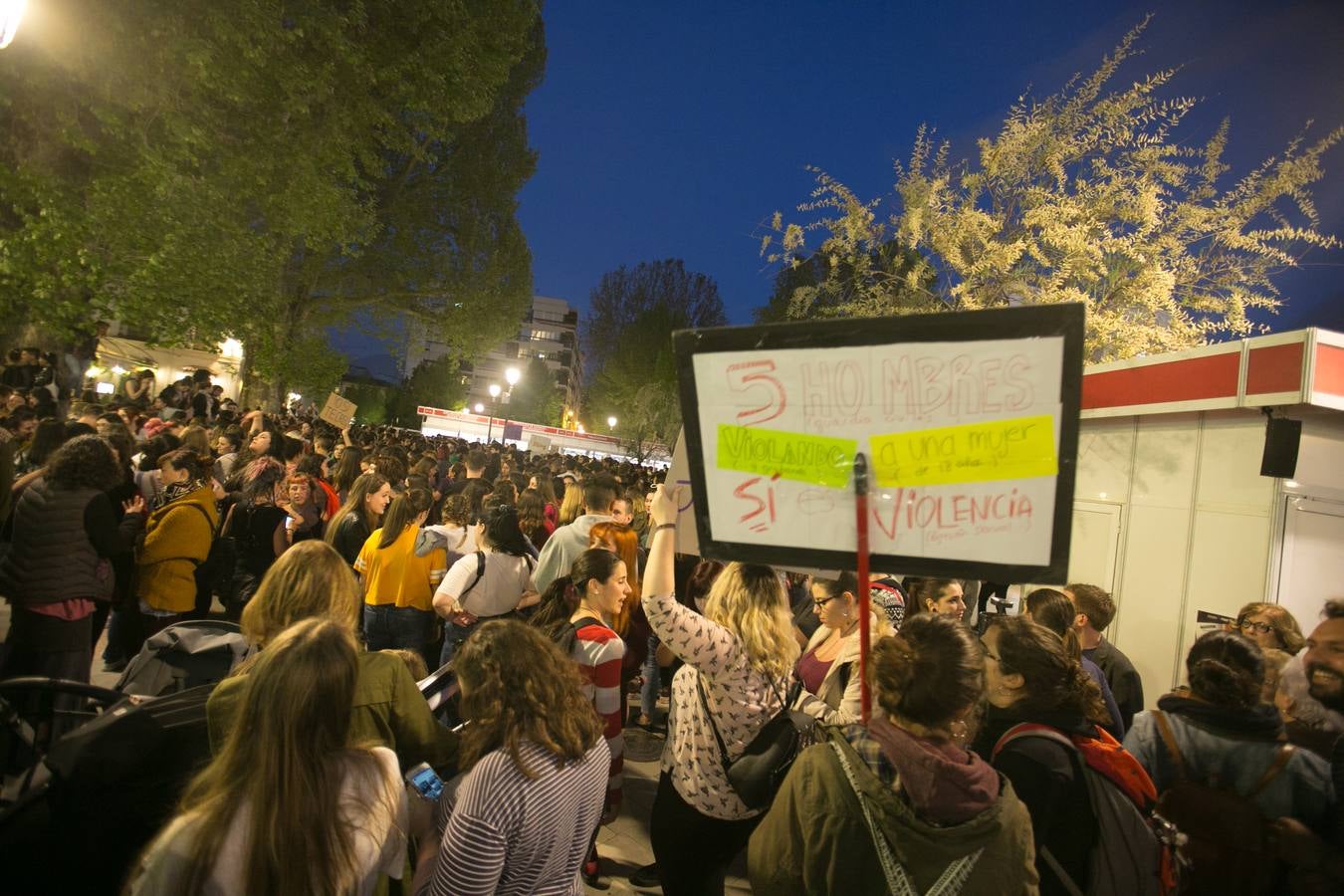 Cientos de personas se han movilizado en la capital para mostrar su rechazo al fallo del tribunal