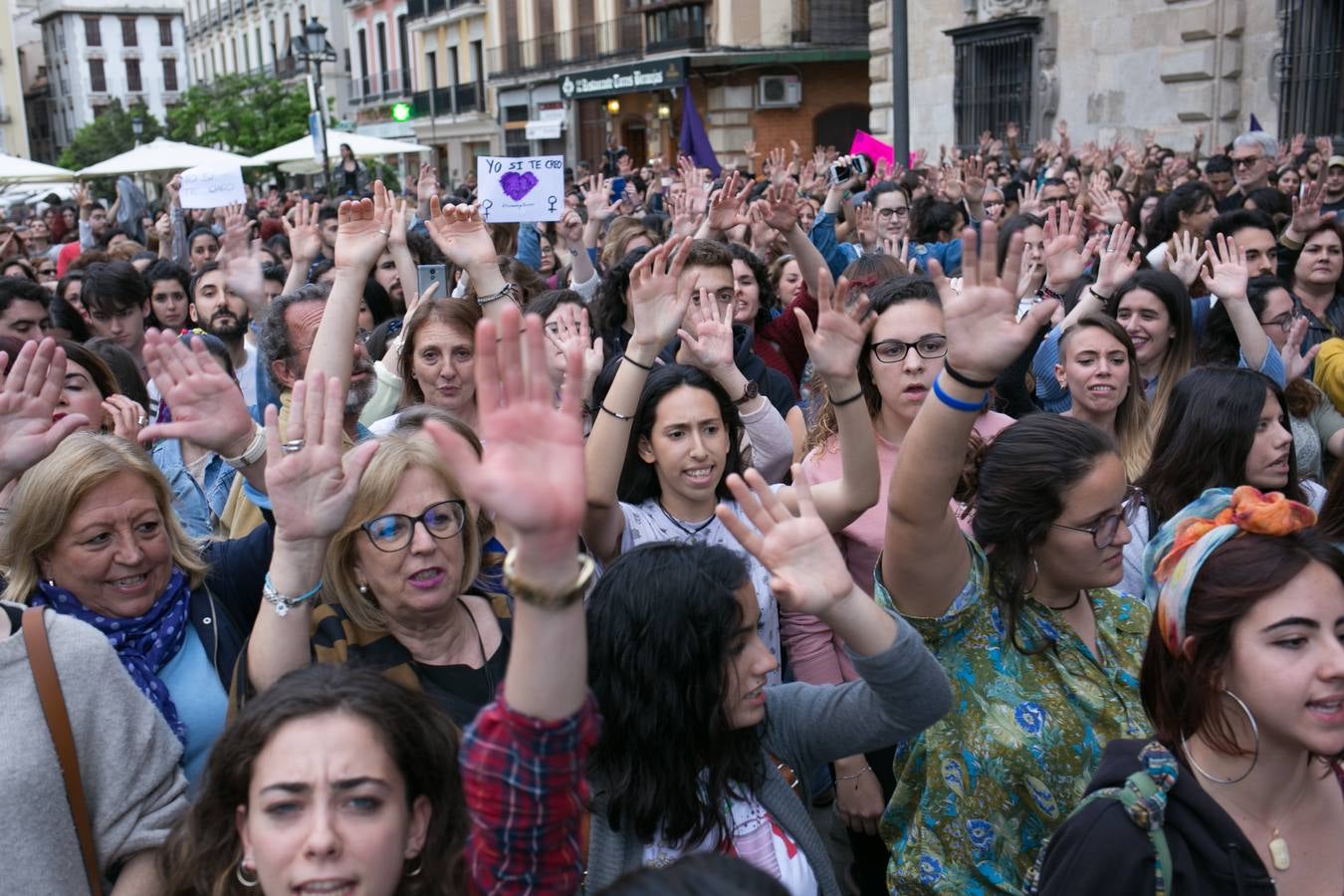 Cientos de personas se han movilizado en la capital para mostrar su rechazo al fallo del tribunal