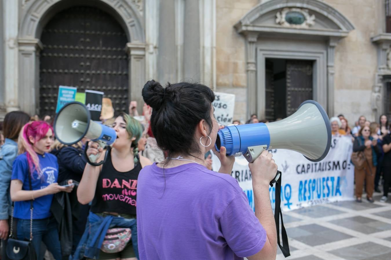 Cientos de personas se han movilizado en la capital para mostrar su rechazo al fallo del tribunal