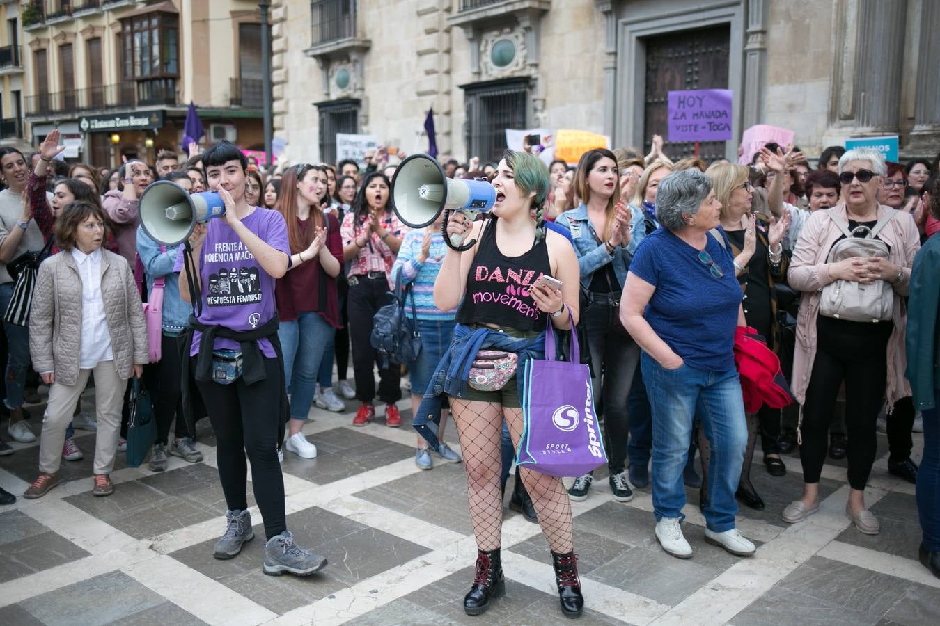 Cientos de personas se han movilizado en la capital para mostrar su rechazo al fallo del tribunal