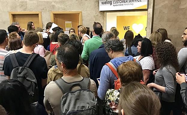 Los pasajeros se agolpan ante el mostrador de Vueling del aeropuerto de Granada anoche 