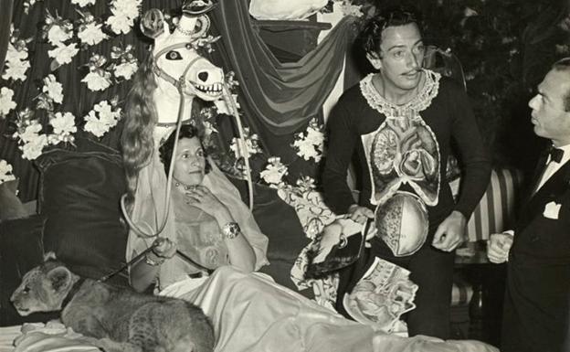 Salvador Dalí y su esposa Gala en la cena surrealista, 1941. 