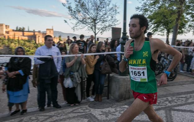 Abdelfattah, al que apodan 'Facha' en su equipo Bikila, lidera la prueba por el Mirador de San Nicolás.