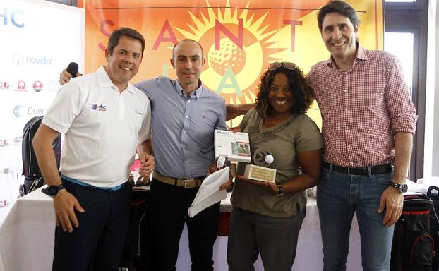 Los consejeros delegados del Grupo Cuerva, Gerardo e Ignacio Cuerva, hacen entrega de los trofeos a los vencedores en la categoría Scratch.