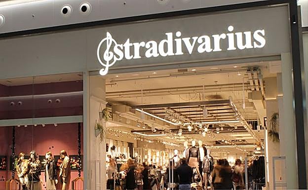 Los aclamados pantalones de Stradivarius que te hacen parecer más alta