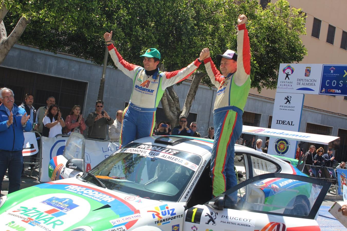 El piloto almeriense gestionó con inteligencia su amplia ventaja para coronarse una vez más como campeón junto a José Crisanto Galán