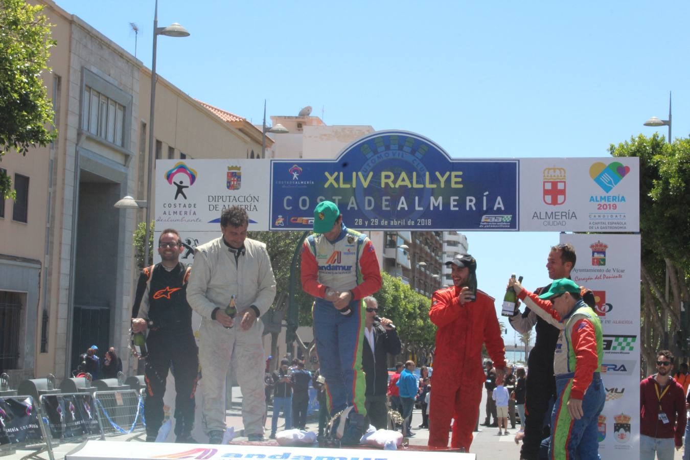 El piloto almeriense gestionó con inteligencia su amplia ventaja para coronarse una vez más como campeón junto a José Crisanto Galán