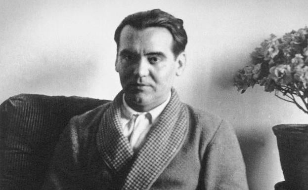 Retrato del poeta Federico García Lorca en el salón de su casa en Madrid.