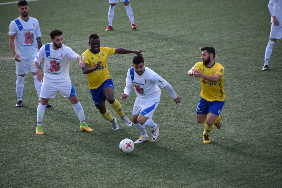 Corría el minuto 6, cuando Adri Vega disponía de la primera ocasión, que solo ante Buba dispara y el balón sale fuera