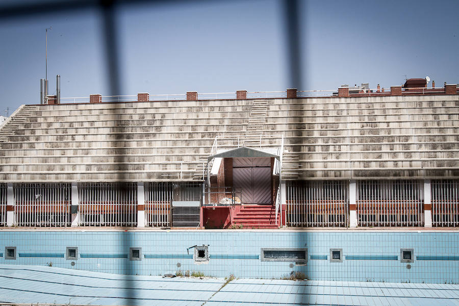 La antigua piscina de los Paseíllos, propiedad de la Universidad de Granada, lleva cuatro años cerrada.