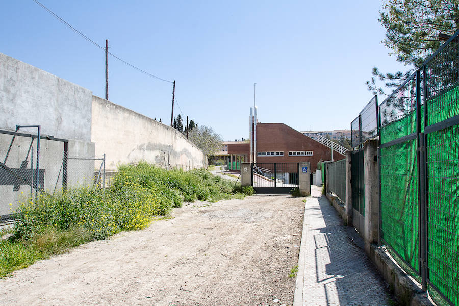 La antigua piscina de los Paseíllos, propiedad de la Universidad de Granada, lleva cuatro años cerrada.